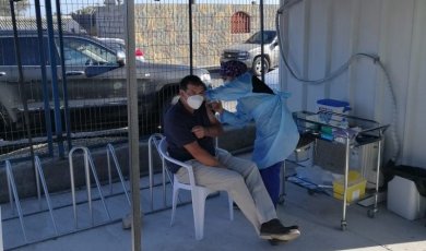Trabajadores de Puerto Las Losas inician proceso de vacunación contra el Covid-19