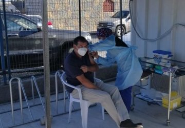 Trabajadores de Puerto Las Losas inician proceso de vacunación contra el Covid-19